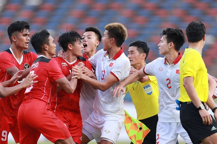 Tại SEA Games 32 cuộc chạm trán giữa Việt Nam và Indonesia luôn căng thẳng trên sân. Ảnh: ANH PHƯƠNG