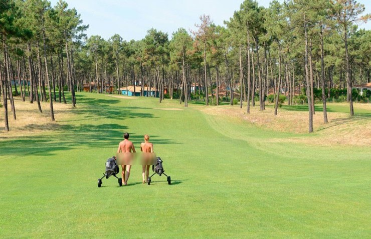 Hầu hết các sân golf đều tuân theo một quy định quen thuộc. Tuy nhiên có những sân golf rất khác thường, như La Jenny ở tây nam nước Pháp. Tại sân golf khỏa thân duy nhất trên thế giới này, khỏa thân là quy định bắt buộc về trang phục, ngoại trừ trường hợp thời tiết xấu.
