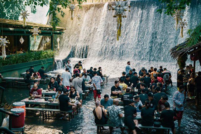 Du khách thích thú trước không gian tươi mát. (Ảnh: Villa Escudero)