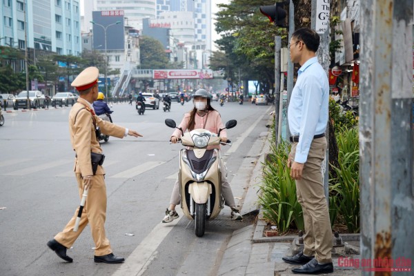 Một trường hợp đi ngược chiều bị CSGT chặn dừng, xử lý.