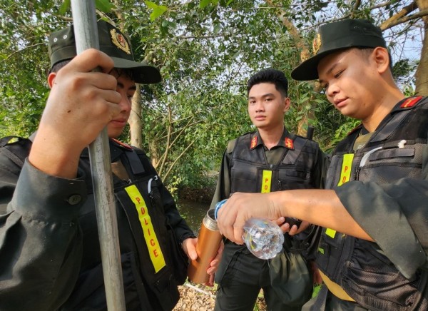 Vì phải đi sâu vào trong rừng nên nước uống rất tiết kiệm. Cán bộ chiến sĩ phải chia nhau từng chai nước một.