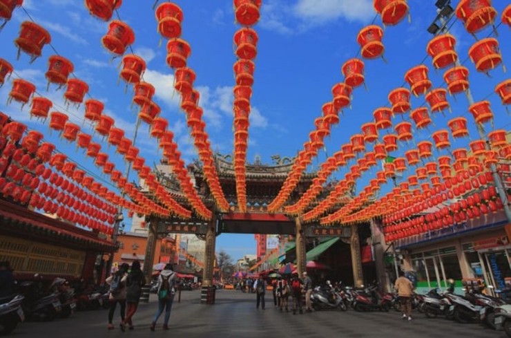 Ở Trung Quốc, vào đêm Giao thừa, mọi người thường quây quần bên nhau. Người Trung Quốc có phong tục mặc quần áo mới để chào đón năm mới, thường là màu đỏ và vàng may mắn. Đường phố được trang trí rất lộng lẫy bằng đèn lồng màu đỏ.&nbsp;
