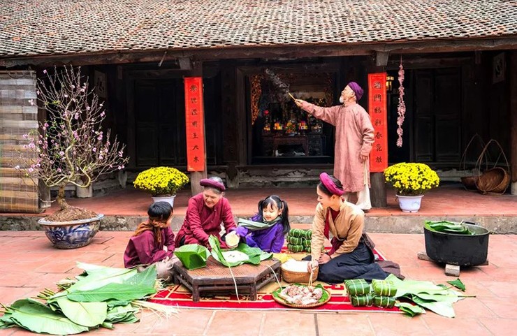 Việt Nam: Các thành viên gia đình Việt Nam cùng nhau làm bánh chưng. Bánh chưng là món ăn vô cùng quen thuộc không thể thiếu trên bàn thờ, bữa ăn gia đình của người Việt trong dịp Tết
