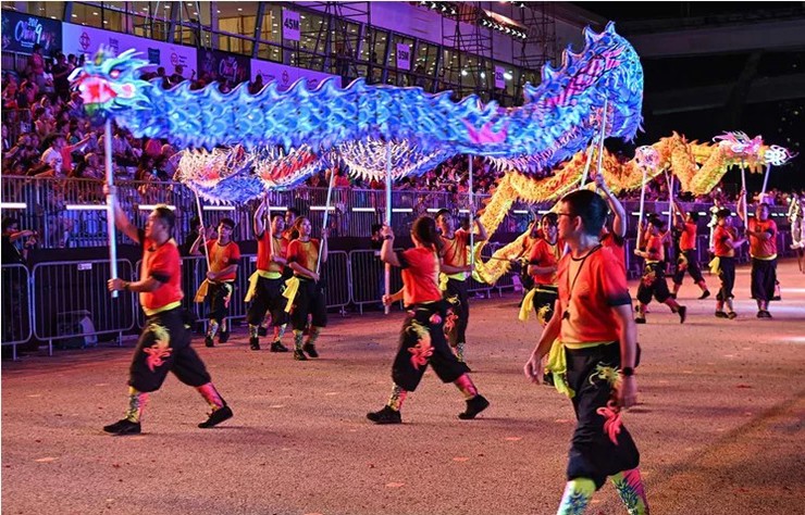 Singapore: Chingay Parade là cuộc diễu hành đường phố biểu diễn thường niên được tổ chức tại Singapore từ năm 1974 nhằm chào mừng Tết Nguyên đán. Với khoảng 75% dân số là người gốc Hoa, người dân Singapore vui chơi hết mình vào dịp Tết Nguyên đán.&nbsp;
