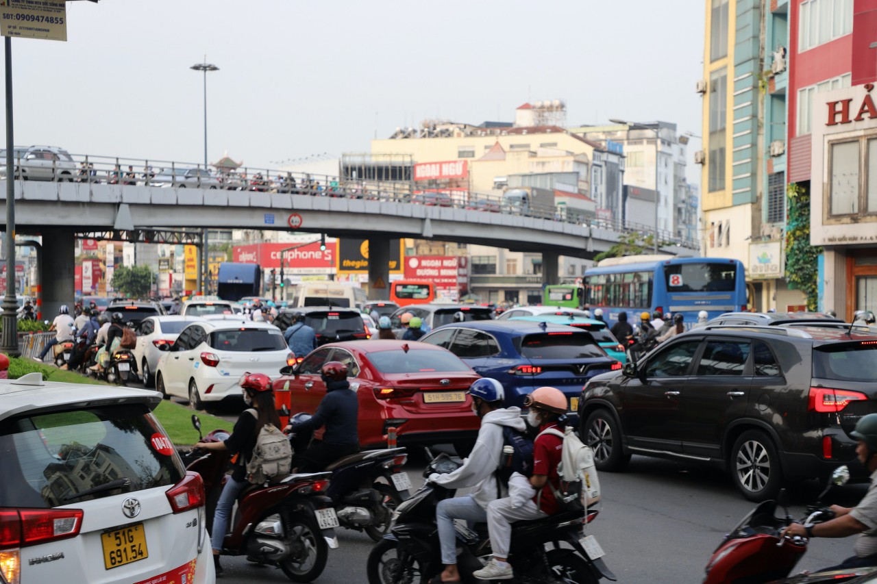 Qua ghi nhận, các tuyến đường Hoàng Văn Thụ, Cộng Hòa...&nbsp;thuộc quận Tân Bình&nbsp;đều bị tê&nbsp;liệt, hàng nghìn phương tiện “chôn chân” trên đường. Kẹt xe kéo dài khiến các giao lộ bị rối loạn do xung đột giao thông.