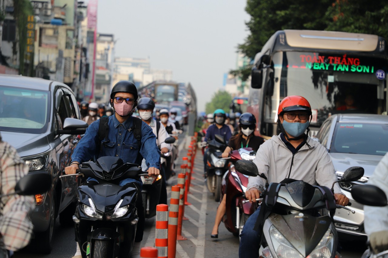 Nhiều người mệt mỏi khi đi qua cửa ngõ sân bay để đến trung tâm TP.HCM làm việc. “Sáng nay tranh thủ dậy sớm đi làm nhưng không ngờ khi đi qua đây lại bị kẹt xe nghiêm trọng như vậy. Hơn 1 tiếng rồi mà tôi chưa thoát khỏi kẹt xe tại đây, chắc trễ giờ làm rồi”, anh Trần Anh Kiệt (quận Tân Bình) chia sẻ.