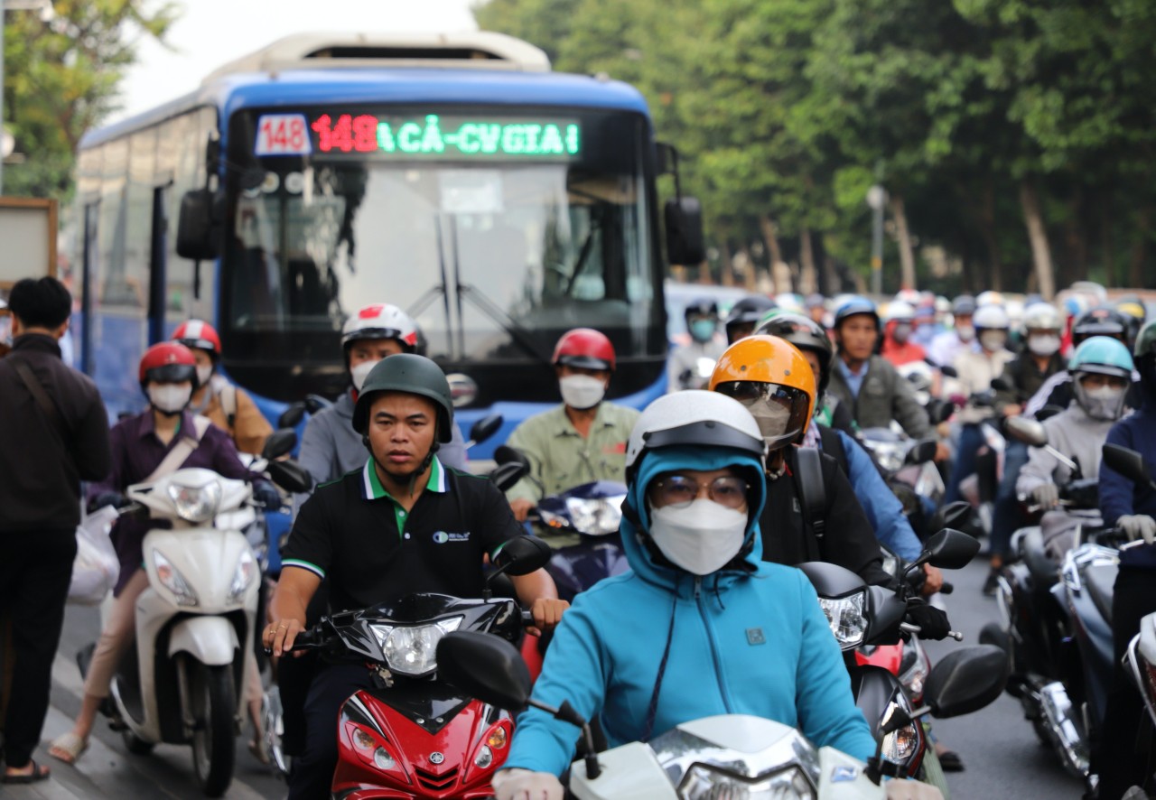 Kẹt xe nghiêm trọng khiến xe buýt gặp khó khăn khi ra vào trạm đón khách. Đến hơn 9h, giao thông “dễ thở” hơn nhưng việc di chuyển qua các nút giao vẫn gặp khó khăn.