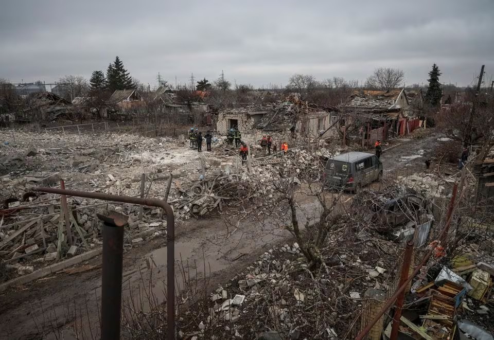 Hiện trường sau khi tên lửa Nga bắn vào thị trấn Zmiiv, vùng Kharkiv hôm 8/1 (ảnh: Reuters)