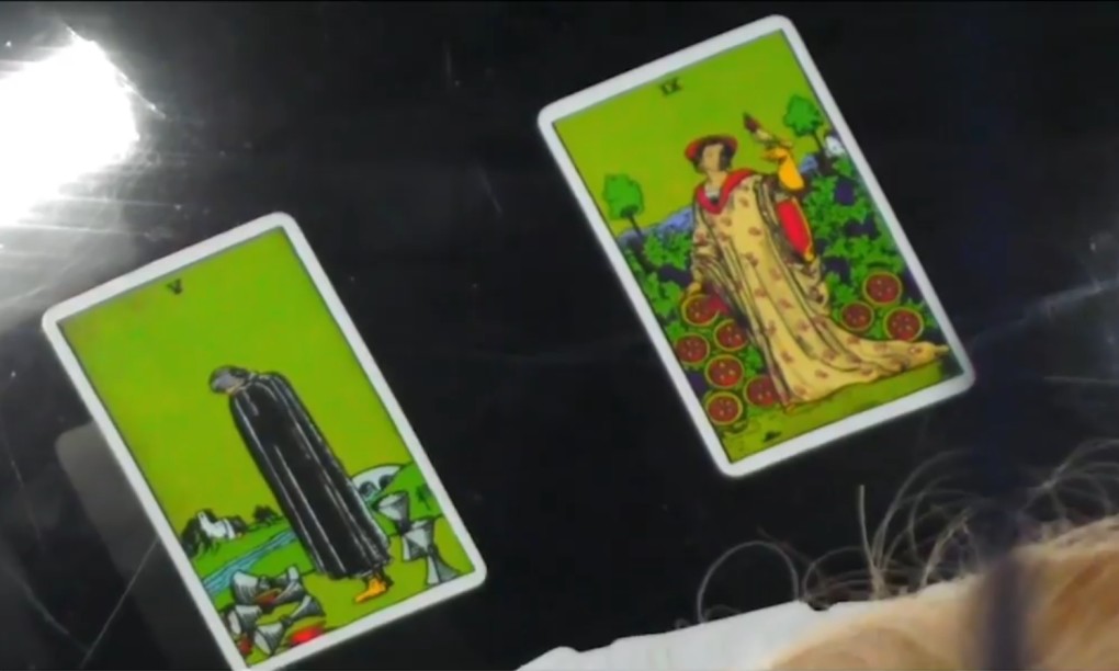 Lá bài tarot năm 2024 của ông Trump (bên trái) và của Tổng thống Mỹ Biden (bên phải) ảnh:&nbsp;Fox News