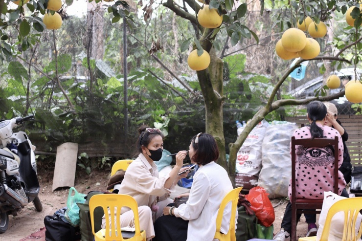 Dịch vụ chụp ảnh, trang điểm và cho thuê trang phục cũng "bội thu" tại các vườn bưởi. Giá dịch vụ trọn gói khoảng 1,2 triệu đồng/người.