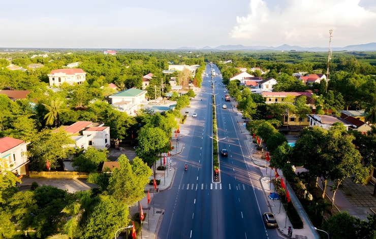 Hiện nay, huyện Phong Điền tập trung thực hiện nhiều chương trình trọng điểm như: Chương trình phát triển đô thị; chương trình phát triển công nghiệp và tiểu thủ công nghiệp; chương trình phát triển du lịch, dịch vụ; chương trình phát triển nông nghiệp và xây dựng nông thôn mới; chương trình cải cách hành chính và đào tạo nguồn nhân lực. Ảnh: T.L