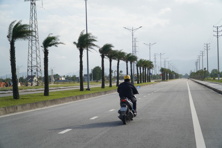 Tuyến đường cứu hộ cứu nạn Phong Điền - Điền Lộc dài 16 km dần hoàn thiện, rút ngắn khoảng cách, xóa chia cắt giữa vùng núi, vùng nội thị đến khu vực ven biển; phục vụ phát triển kinh tế xã hội, cứu nạn cứu hộ thiên tai, đảm bảo an ninh quốc phòng. Ảnh: N.V