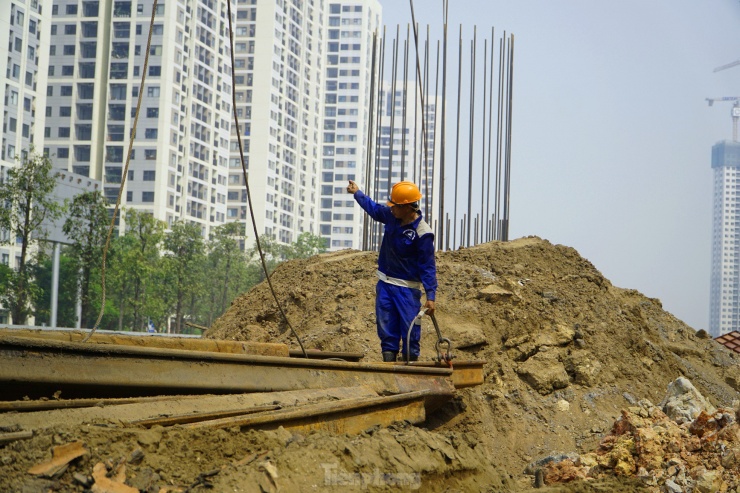 Đại diện liên danh nhà thầu - Công ty TNHH Tập đoàn Định An cho biết, gói thầu này có chiều dài 3km với các hạng mục chính là xây dựng cầu và đường song hành cùng hệ thống thoát nước.