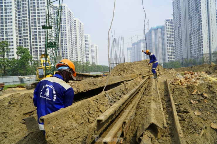 Hiện trên công trường gói thầu xây lắp số 3 đang duy trì 12 mũi thi công, với 152 công nhân và 43 kỹ sư mỗi ngày.