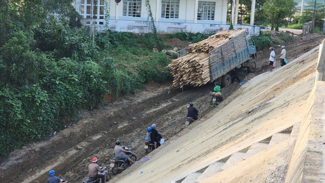 Đường tạm cầu tràn Sơn Giang - Sơn Linh nổi sình lầy nghiêm trọng.