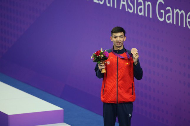 Huy Hoàng giành 2 HCĐ tại Asiad 19