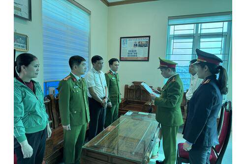 Cơ quan công an thi hành các lệnh khởi tố, bắt giam ông Hà Tiến Dũng, nguyên chủ tịch xã Vĩnh An, huyện Vĩnh Lộc, tỉnh Thanh Hóa. Ảnh: Công an Thanh Hóa