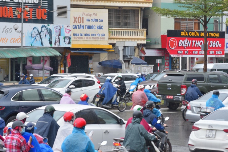 Khoảng 10 giờ sáng, người dân có thể di chuyển dễ dàng hơn.