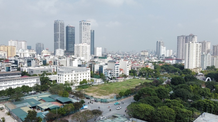 Thanh tra Chính phủ vừa ban hành quyết định thanh tra việc chấp hành quy định pháp luật trong công tác quản lý, sử dụng đất đai và quy hoạch xây dựng tại Hà Nội. Trong đó, thanh tra việc chấp hành pháp luật về bán đấu giá quyền sử dụng đất với lô đất C/D13 thuộc khu đô thị mới Cầu Giấy (phường Dịch Vọng, quận Cầu Giấy, TP Hà Nội).