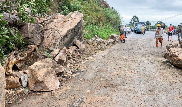 Đến 9 giờ 30 ngày 10-1, đèo Khánh Lê đã thông một phần. Ảnh: TT