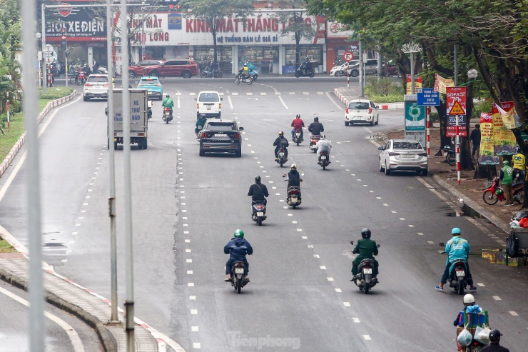 Điểm đầu hầm chui nằm trên đường Hoàng Quốc Việt tại nút giao với đường Phạm Văn Đồng.