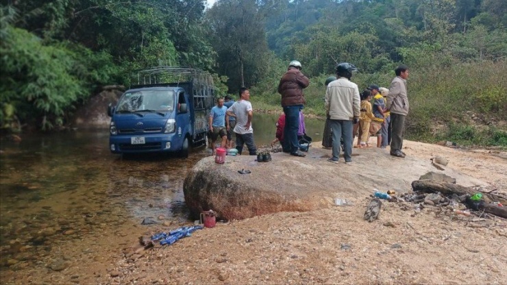 Công an Bảo Lâm và người dân hỗ trợ dập lửa