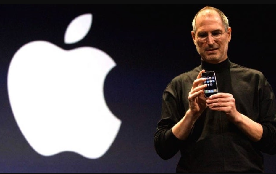 Steve Jobs và chiếc iPhone đầu tiên.