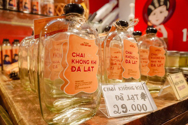 Chai “Không khí Đà Lạt” sẽ được lấy không khí trực tiếp tại cửa hàng hoặc Hò Xuân Hương, chợ đêm Đà Lạt... chai “Không khí Nhà Ma” sẽ được lấy trực tiếp tại Nhà Ma...