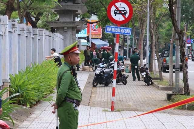 Công an phong toả Trường THPT Phan Châu Trinh - Đà Nẵng trưa 10-1