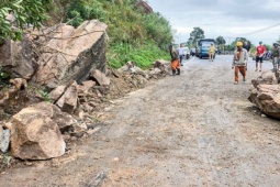 Sạt lở đèo Khánh Lê nối Nha Trang - Đà Lạt, giao thông tắc nghẽn