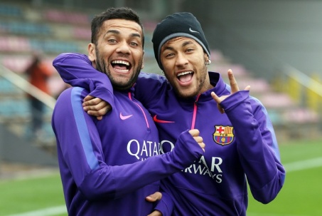 Tin mới nhất bóng đá tối 10/1: Huyền thoại Barcelona Dani Alves cầu cứu Neymar