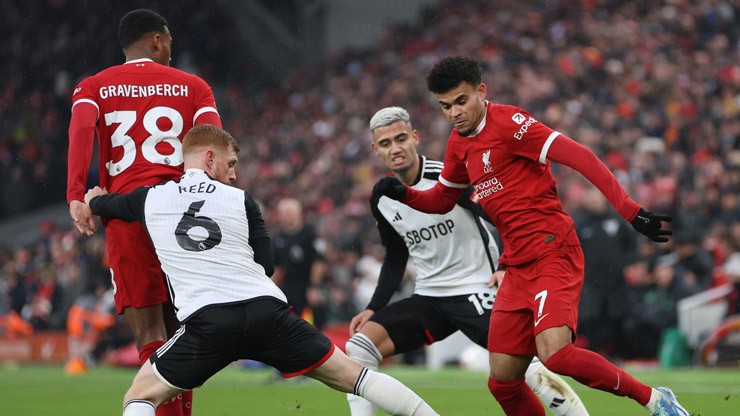 Liverpool (áo đỏ) hướng đến chiến thắng đậm trước Fulham