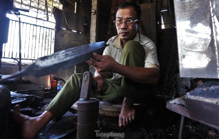 Theo người dân địa phương, làng rèn Trung Lương đã có từ hàng trăm năm qua. Sản phẩm kim khí ở đây có nét riêng, sắc sảo khiến người dùng ưa thích.