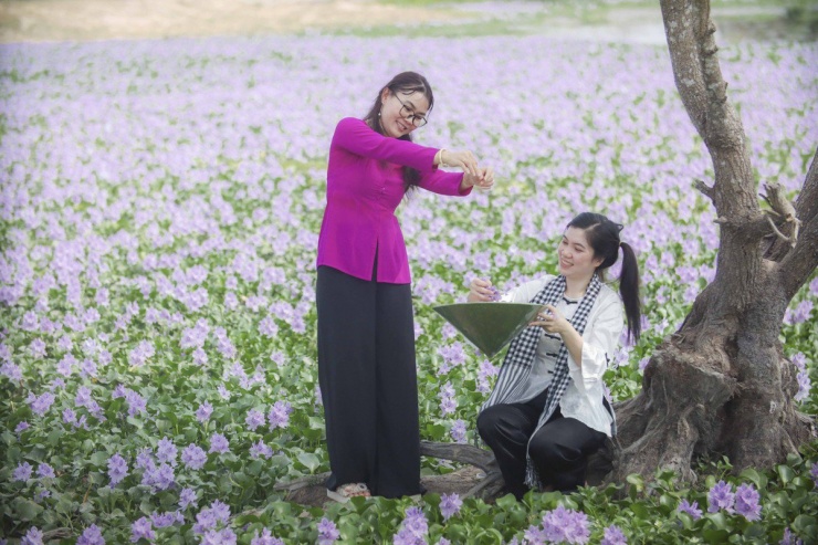 "Đây là hình ảnh tự nhiên nên khi chụp hình cho khách, giữ được nét mộc mạc, chân quê của hoa lục bình, hiện nay lượt khách chụp ngày càng đông, nhất là những ngày cuối tuần, có nhiều khách ở các tỉnh lân cận khi biết hình ảnh được lan tỏa trên mạng xã hội cũng tìm đến đây chụp", anh Vinh nói.