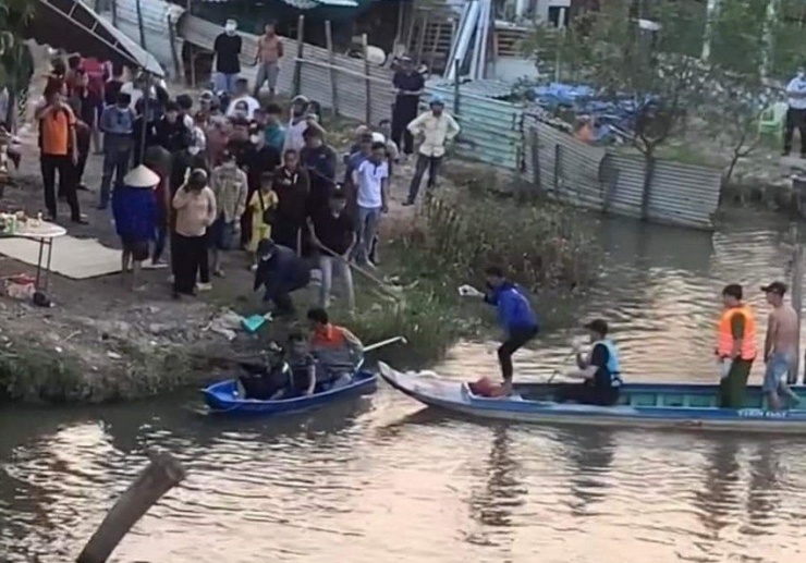 Thi thể bé trai được đưa lên bờ. Ảnh: SOS Nhơn Trạch.