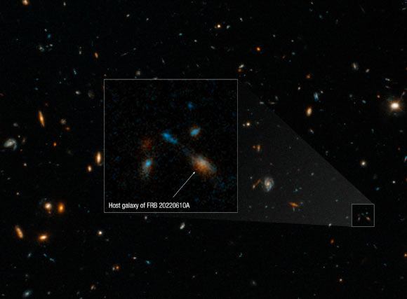 Điểm sáng xa xôi chính là cụm thiên hà phát ra chớp sóng vô tuyến kỳ lạ - Ảnh: NASA/ESA