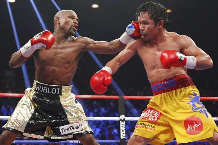 Mayweather (trái) và Pacquiao đối đầu năm 2015