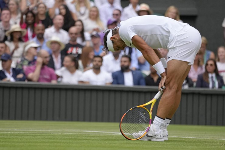 1.&nbsp;Nadal đấu Taylor Fritz tại tứ kết Wimbledon 2022. Cũng lại là đấu Fritz, lần này Nadal bị chấn thương vùng bụng nhưng vẫn ra sân thi đấu và giành chiến thắng 3-6, 7-5, 4-6, 7-5, 7-6(4). Đi tiếp nhưng "Bò tót" không thể tiếp tục, anh đành nhường tấm vé vào chung kết Wimbledon cho tay vợt Úc Nick Kyrgios. Ở trận đấu tranh cúp, Djokovic vượt qua Kyrgios với tỷ số 3-1 (4-6, 6-3, 6-4, 7-6(3)).