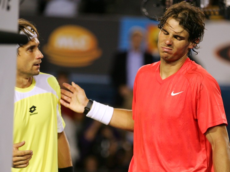 2.&nbsp;Nadal đấu David Ferrer tứ kết Australian Open 2011. Nadal tham dự AO 2011 sau khi giành được 3 Grand Slam liên tiếp mùa 2010.&nbsp;Tuy nhiên, "Bò tót" dừng bước tại tứ kết khi để thua người đồng hương Ferrer với tỷ số 6-4, 6-2, 6-3. Khi bị dẫn 0-3, set 3, Nadal gặp chấn thương ở chân, điều đó khiến tay vợt Tây Ban Nha phải rơi lệ. HLV, cũng là chú ruột Toni khuyên Nadal bỏ cuộc, nhưng "Bò tót" vẫn nén đau thi đấu hết trận.