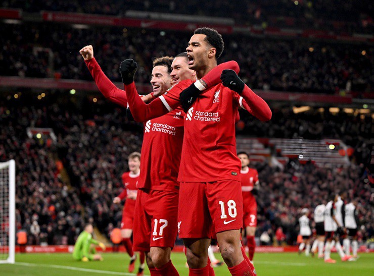 Liverpool lội ngược dòng thắng Fulham