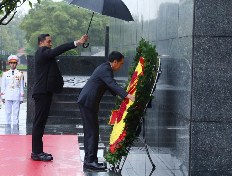 Tổng thống Indonesia Joko Widodo đặt vòng hoa viếng Chủ tịch Hồ Chí Minh. (Ảnh: Như Ý)