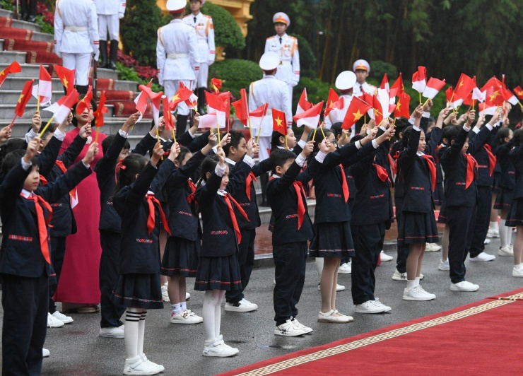 Các em thiếu nhi Hà Nội chào mừng Tổng thống Indonesia Joko Widodo. (Ảnh: Như Ý)