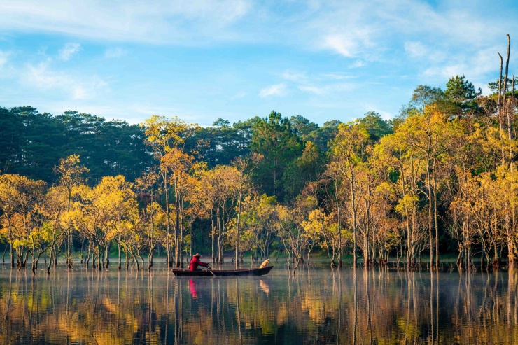 Xung quanh dòng chảy của Suối Tía là các dãy núi bao quanh, tạo nên địa hình lòng chảo. Giai đoạn năm 1985 - 1986, UBND tỉnh Lâm Đồng triển khai đắp đập để giữ nước của khu vực suối Tía, tạo thành hồ Tuyền Lâm như hiện nay. Ảnh: Bùi Văn Hải.