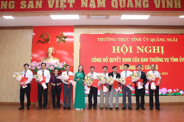 Bí thư Tỉnh ủy Quảng Ngãi Bùi Thị Quỳnh Vân trao quyết định và tặng hoa chúc mừng 9 cán bộ được điều động, luân chuyển nhận nhiệm vụ mới.