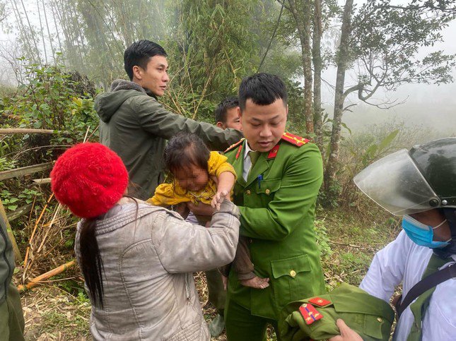 Cháu bé được tìm thấy trong niềm vui sướng sau hơn 1 ngày đêm mất tích ở rừng rậm.