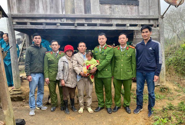 Lực lượng công an xã Tri Lễ cùng công an xã Nhôn Mai và chính quyền địa phương bàn giao cháu bé cho gia đình.