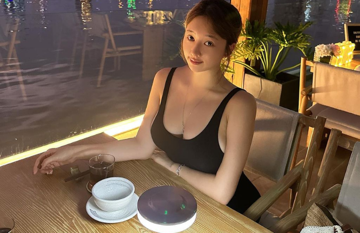 Hot girl người Hàn Quốc mặc áo hai dây không nội y&nbsp;phối cùng chân váy ngắn khi đi ăn, uống cafe.
