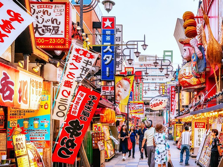 Dotonbori, Osaka: Khu thương mại Dotonbori ở Osaka rất lôi cuốn, đặc biệt là với các du khách trẻ tuổi. Buổi tối, hãy tham quanquanh khu vực cầu Ebisu, nơi các bảng hiệu đèn neon rực rỡ, loa phóng thanh ồn ào, còi xe, sushi và gyoza ngon lành&nbsp;sẽ tấn công mọi giác quan của bạn.&nbsp;
