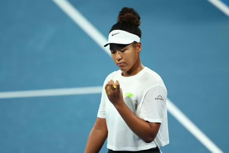 1. Naomi Osaka (áo trắng) đấu Caroline Garcia: Tay vợt Nhật Bản, Osaka đã không thi đấu một giải chuyên nghiệp nào kể từ khi bị Danielle Collins đánh bại tại US Open 2022. 6 tháng sau khi sinh con gái Shai, nhà vô địch Grand Slam 4 lần trở lại thi đấu tại Brisbane International 2024, đáng tiếc cô để thua trước Karolina Pliskova. Được kỳ vọng tại Australian Open 2024, nhưng Osaka đụng ngay Caroline Garcia, nữ tay vợt vô địch WTA Finals 2023.