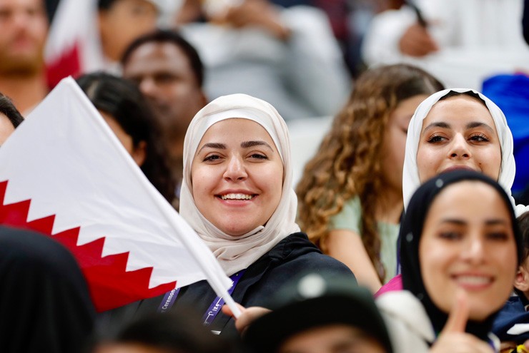 CĐV nữ xinh đẹp vừa đút cháo cho con, vừa cổ vũ Qatar đá khai mạc Asian Cup - 9